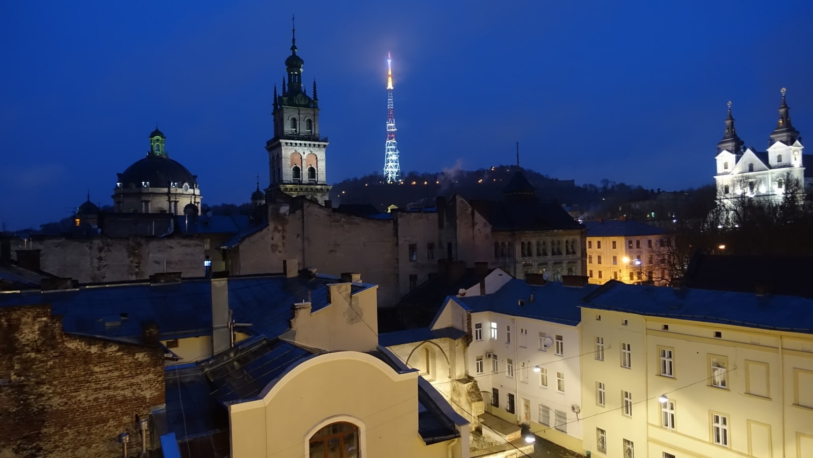 Bei Nacht erstrahlt Lviv hell.