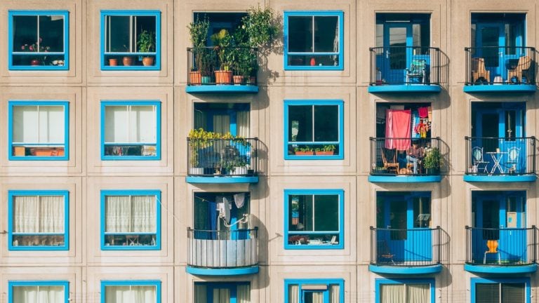 Viele blau eingerahmte Balkons, auf denen man super Urlaub machen kann