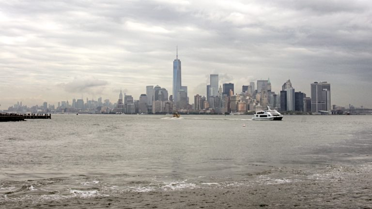 Skyline von Lower Manhattan in New York City mit Boot