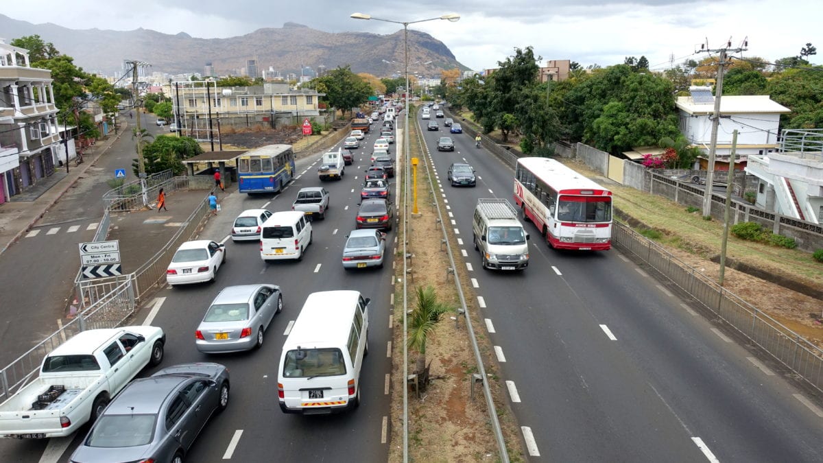 Straßenverkehr vor Port Louis in Mauritius