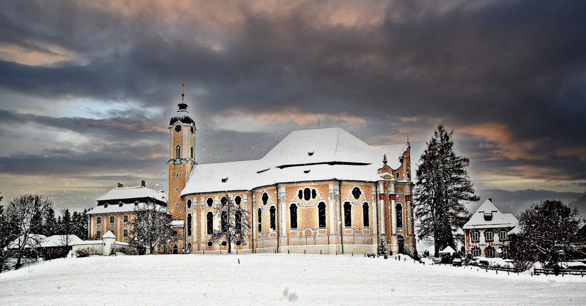Die Wieskirche in Bayern bedeckt von Schnee
