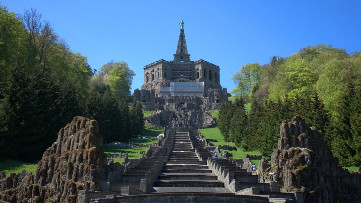 Die Stadt Kassel in Hessen hat den sogenannten Herkules als Wahrzeichen, eine kleine Burg auf einem Berg