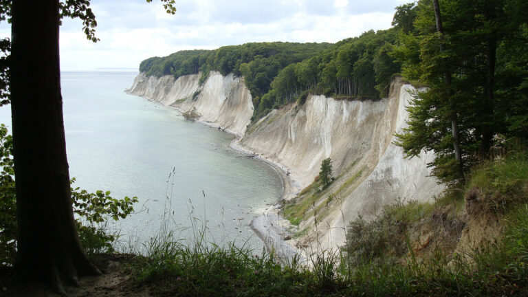 Die Kreidefelsen von Rügen sind ein perfektes Ausflugsziel für eine Wanderung in Mecklenburg-Vorpommern