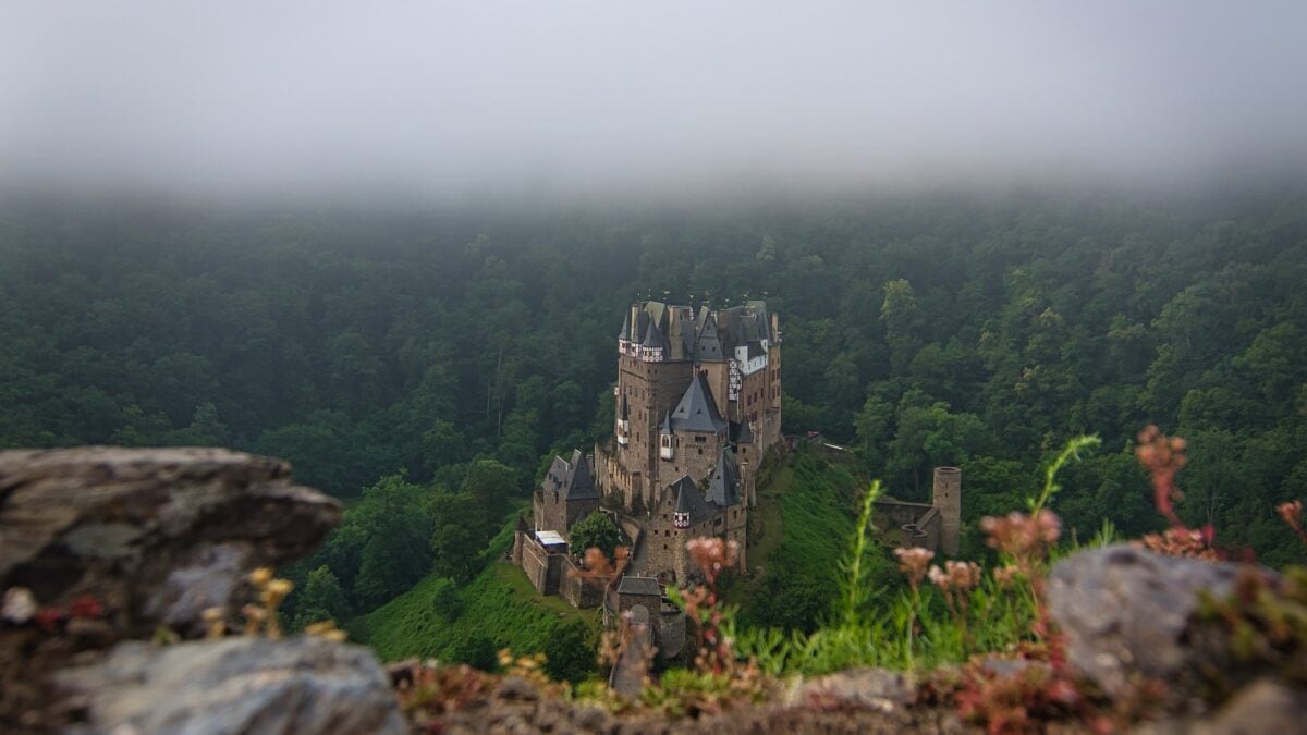 Die Burg Eltz in Rheinland-Pfalz ist ein Wanderziel, wenn du entlang des Rheins unterwegs bist.
