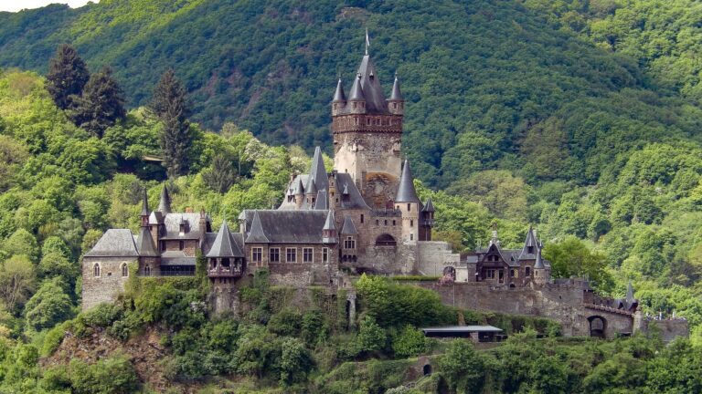 Auf Wanderwegen in Rheinland-Pfalz kommt man auch an der Burg Cochem vorbei.