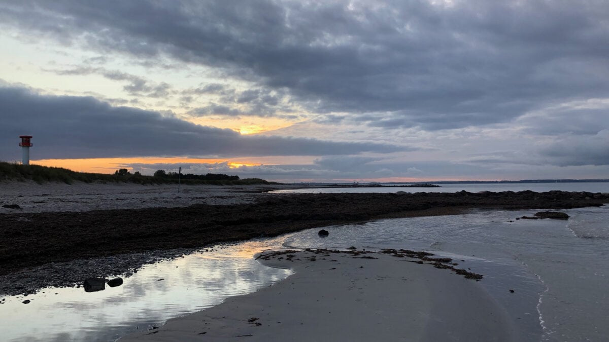 Der Leuchtturm Friedrichsort am Falckensteiner Strand bei Sonnenuntergang