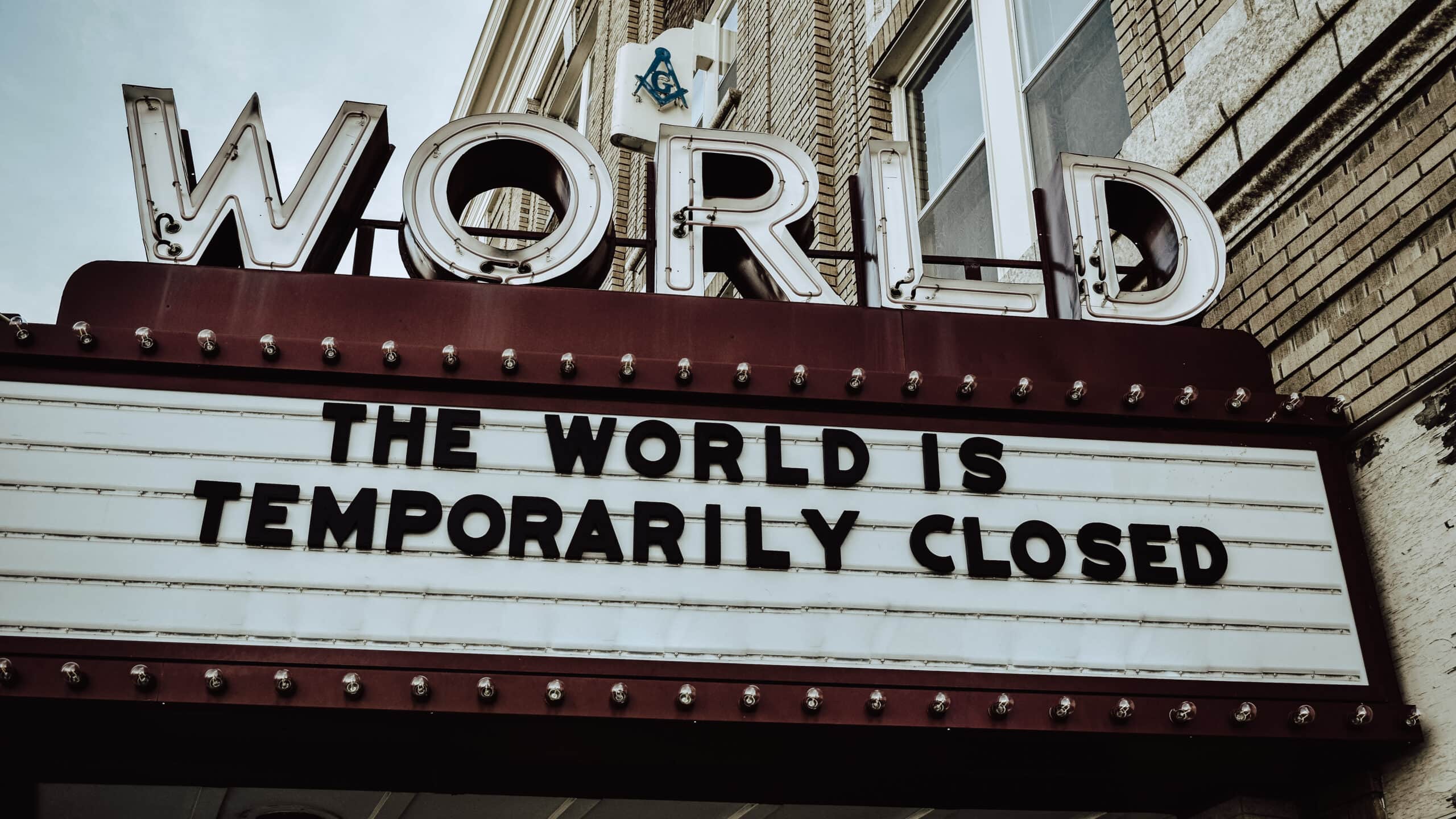 Das Kino "World" trägt die Aufschrift "vorübergehend geschlossen"