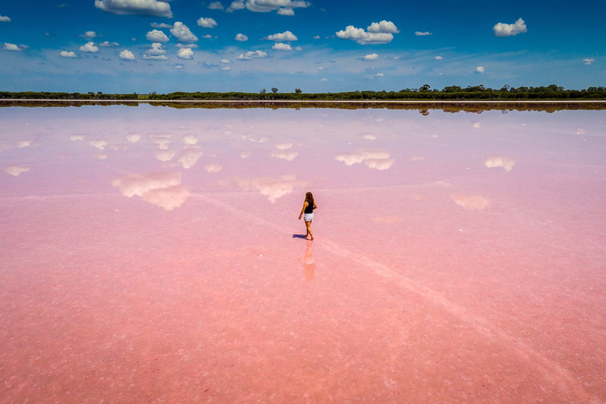Eine Frau spaziert auf dem Pink Lake in Westaustralien