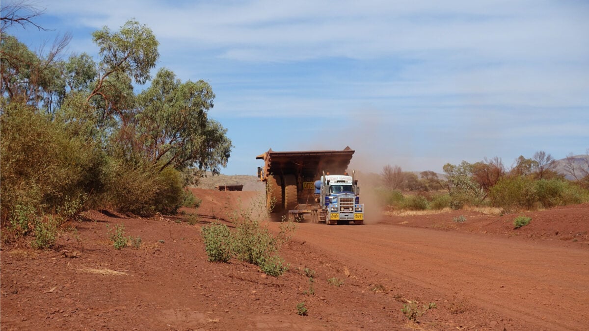 Ein Truck im Outback von Westaustralien