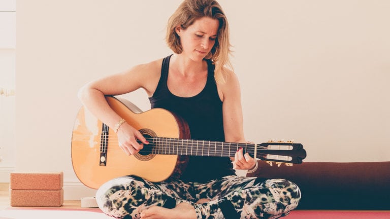 Gesa, die auch singt und Gitarre spielt, fühlt sich durch Yoga immer wieder bestärkt.