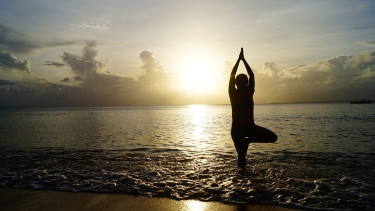 Yoga am Strand zu praktizieren, kann eine wunderbare Möglichkeit sein, dich in deine Achtsamkeit zu begeben.