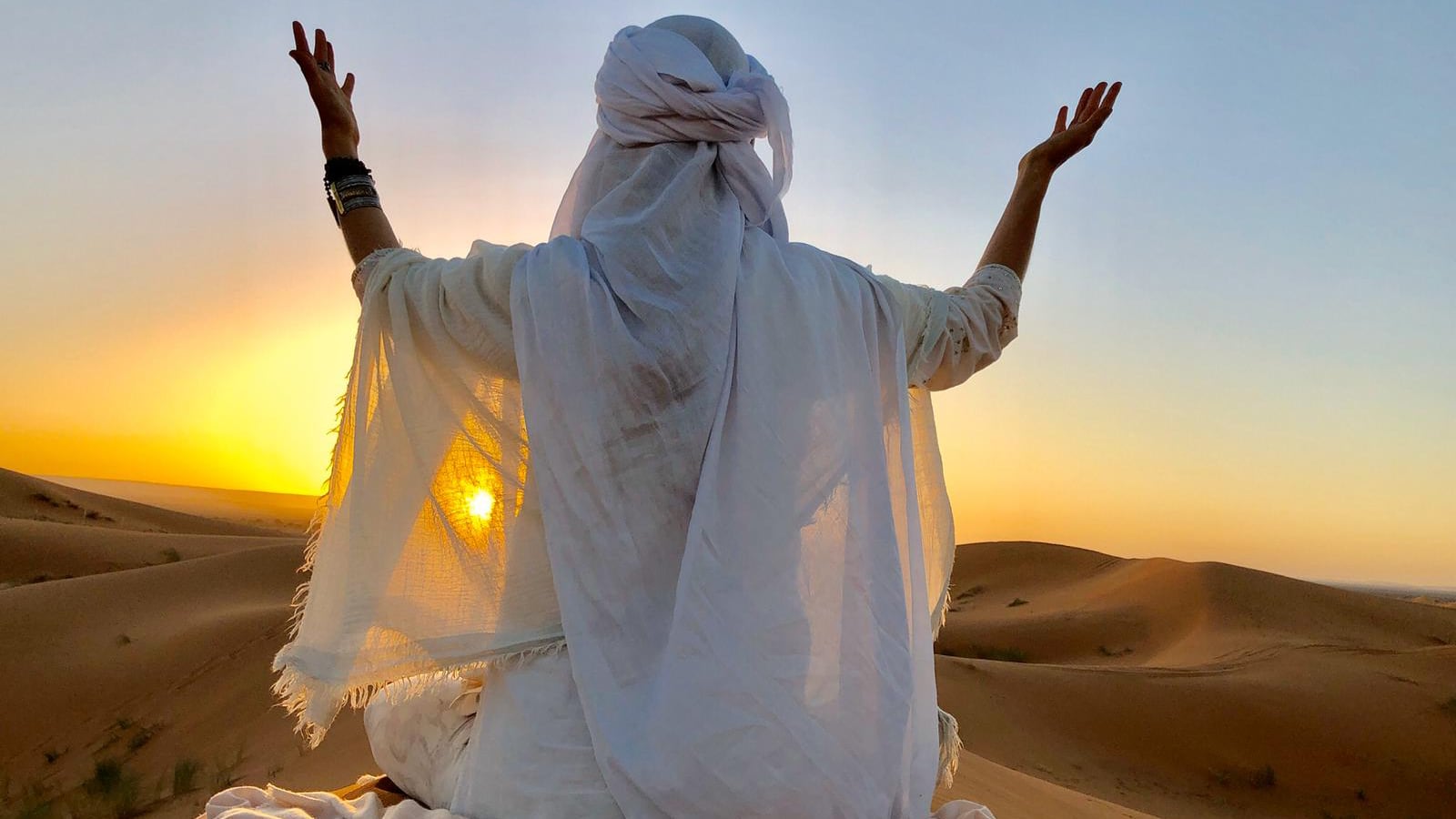Meditation im Sonnenuntergang in den Wüstendünen