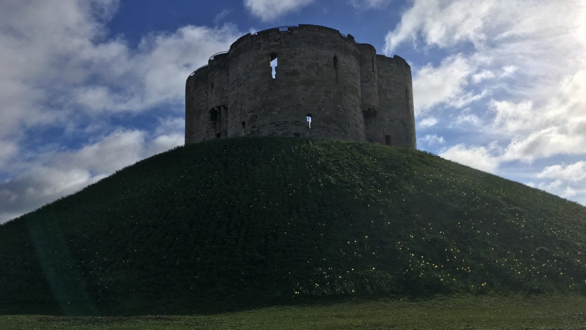 Der Clifford's Tower in York auf dem Hügel